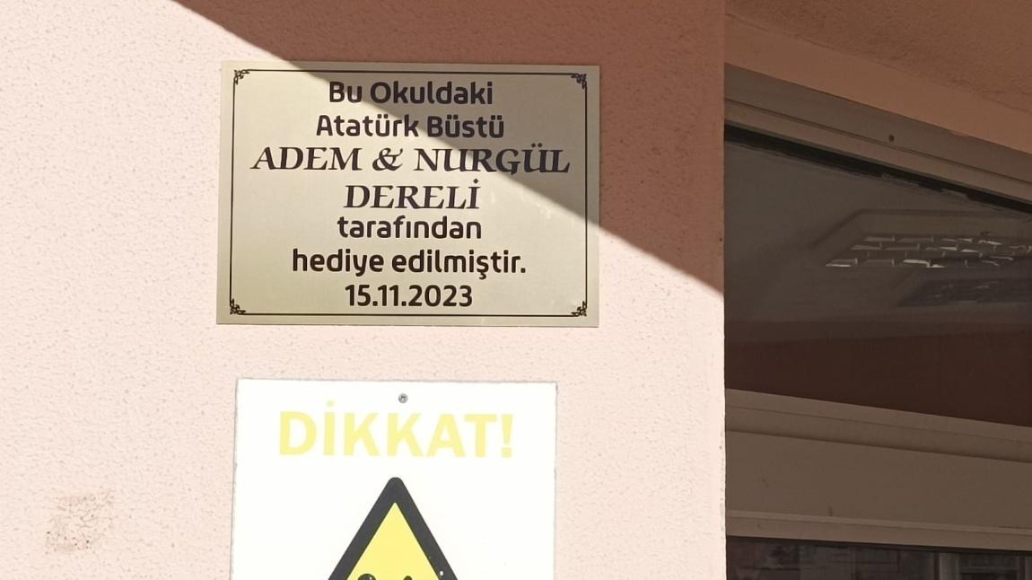 Okulumuz Atatürk büstü Adem ve Nurgül Derelinin katkılarıyla yenilendi