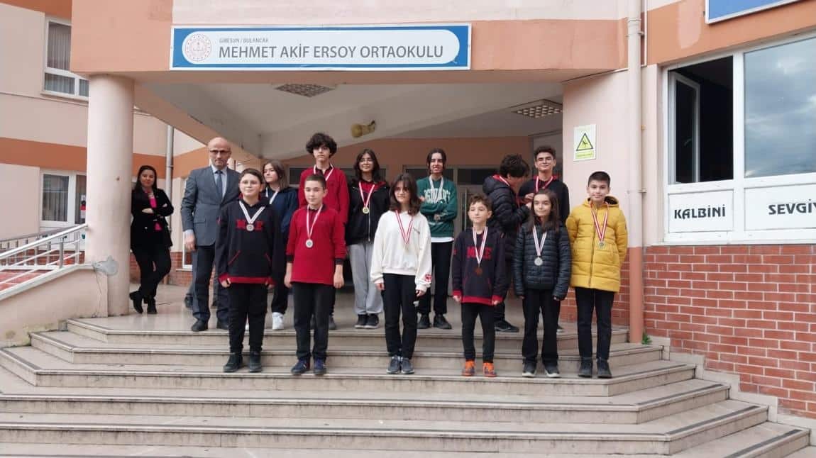 Deneme sınavı sonucunda dereceye giren öğrencilerimize ödülleri Okul Müdürümüz Rıfat Özdemir tarafından verildi
