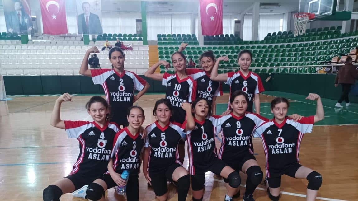 Küçük kızlar voleybol takımımız 2.maçında Teyyaredüzü Şehit Ufuk Bingöl Ortaokulunu 2-0 yenerek 2'de 2 yaptı. Tebrikler kızlarımıza