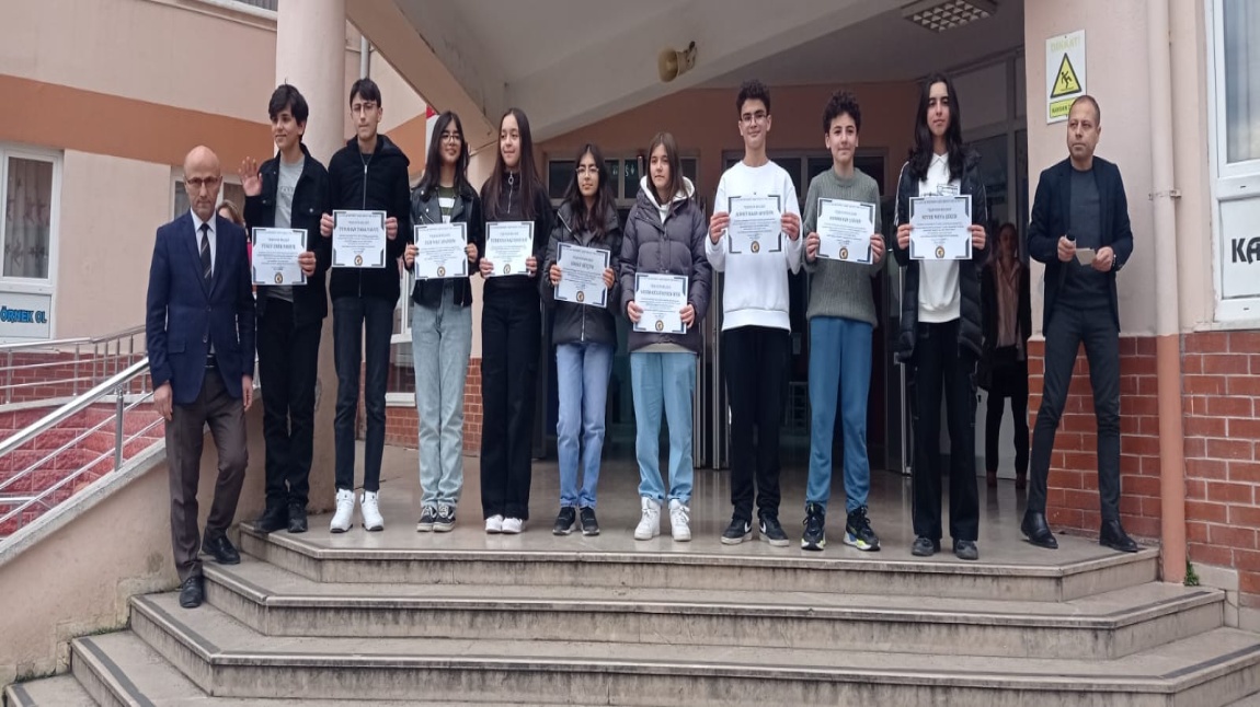 Deneme sınavı sonucunda dereceye giren öğrencilerimize ödülleri Okul Müdürümüz Rıfat Özdemir tarafından verildi