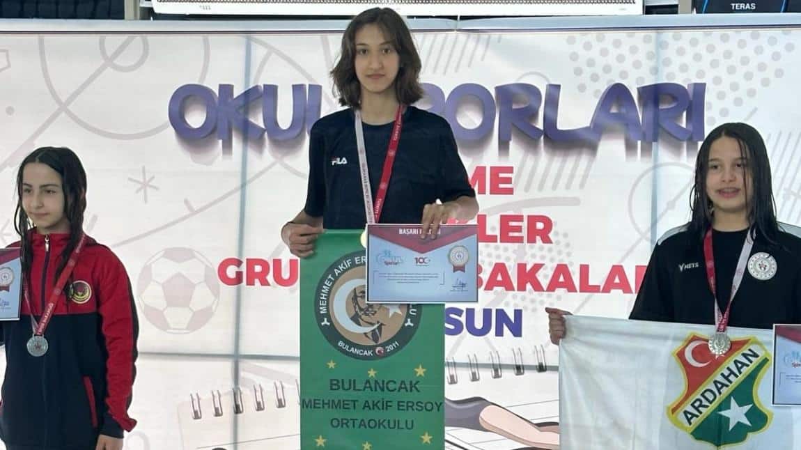 Giresun’da yapılan yüzme bölge şampiyonasında  100 metre serbest stilde öğrencimiz Efsa TORUN, bölge şampiyonu oldu